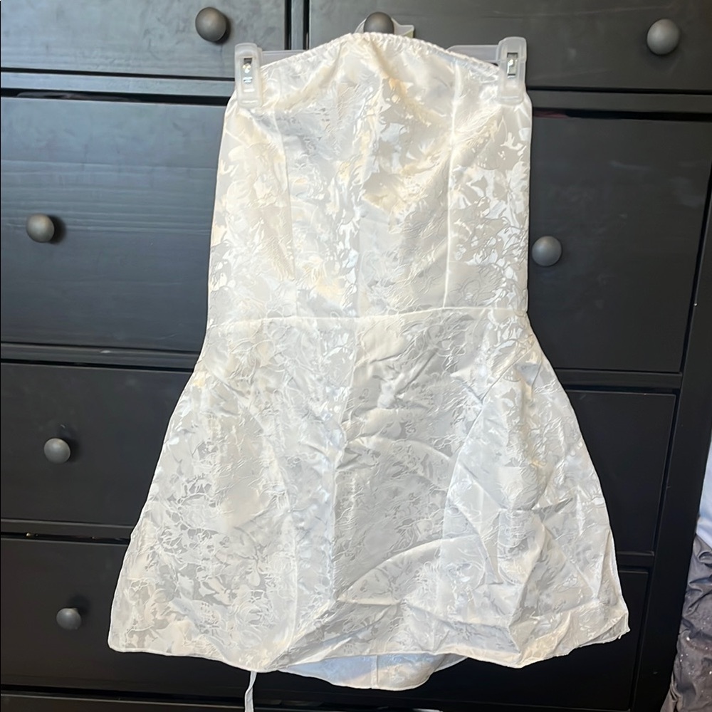 Elegant White Strapless Dress